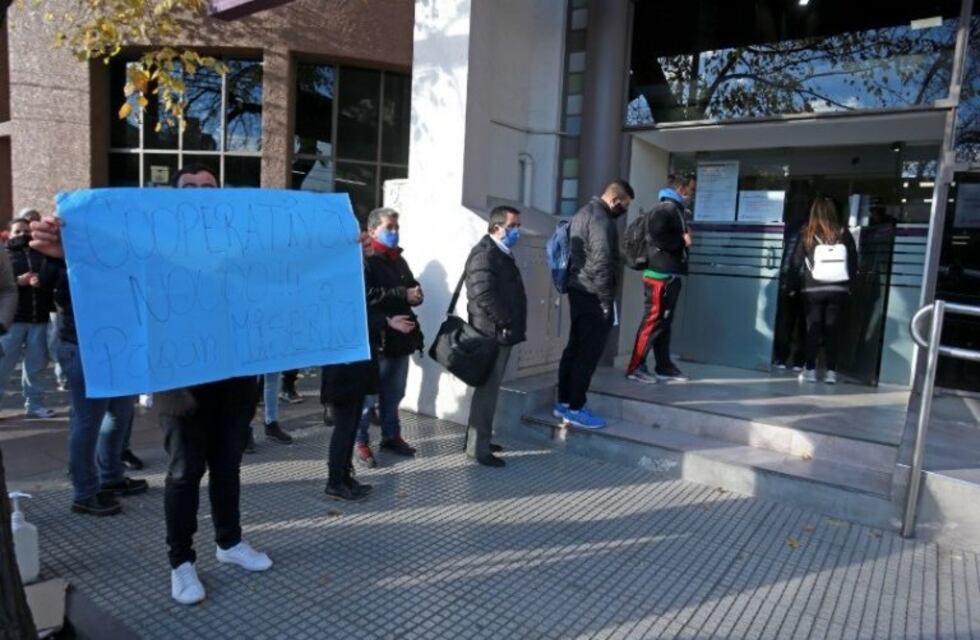 Empleados de limpieza protestaron frente a las oficinas de OSEP