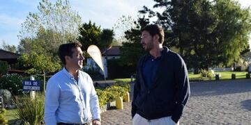 Arturo Rojas junto al Intendente de Pinamar Martin Yeza