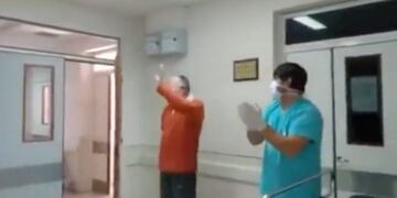 Emocionante: así despidieron al paciente recuperado de coronavirus del Hospital Pintos