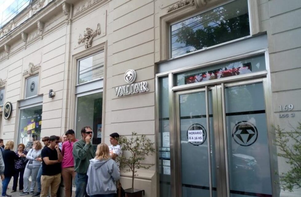 Colas para comprar dólares en la "city" rafaelina