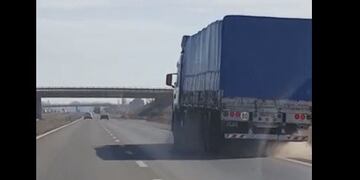 El camionero se desplazaba desde un lado hacia el toro del Acceso hasta que tocó la banquina\u002E