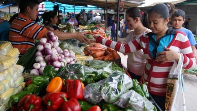 Las familias de bajos recursos usan más ingresos en comida.