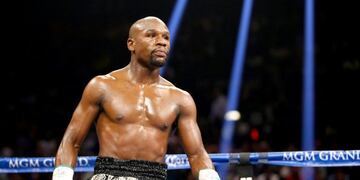 (FILES) In this file photo taken on September 13, 2014, Floyd Mayweather Jr\u002E looks on while taking on Marcos Maidana during their WBC/WBA welterweight title fight at the MGM Grand Garden Arena in Las Vegas, Nevada\u002E - Mayweather has teased a possible return to fighting, writing in an Instagram post he was \