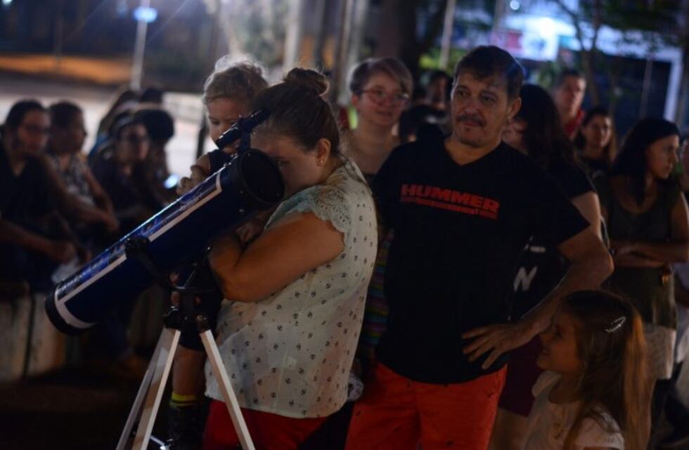 Posadas disfrutó de la Luna roja desde los telescopios de Astroamigos
