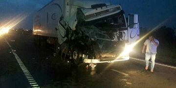 La cabina de uno de los camiones quedó destruida\u002E (El Informante)