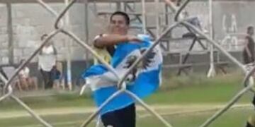 Roberto Muñoz celebra su gol con la bandera de las Islas Malvinas, pero luego se iría expulsado\u002E