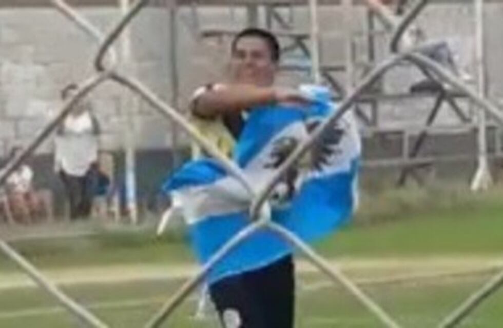 Metió el gol del triunfo, festejó con la bandera de las Islas Malvinas y lo expulsaron