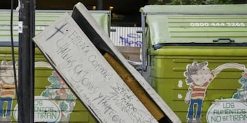 Apareció un extraño ataúd con una amenaza en plena peatonal Córdoba (@MauroYasprizza)