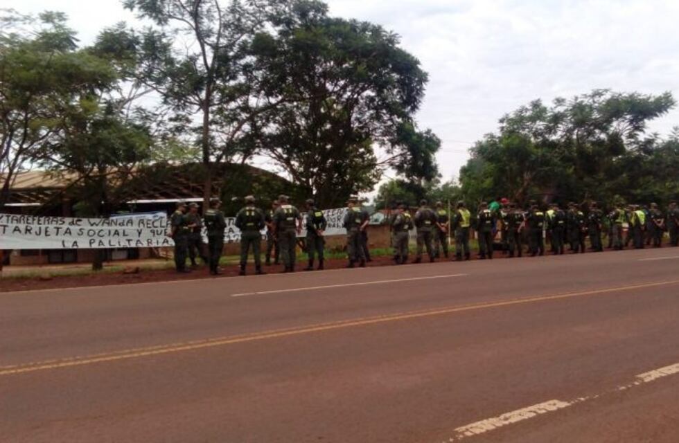 Gendarmería impidió que los tareferos vuelvan a cortar la Ruta 12 en Wanda