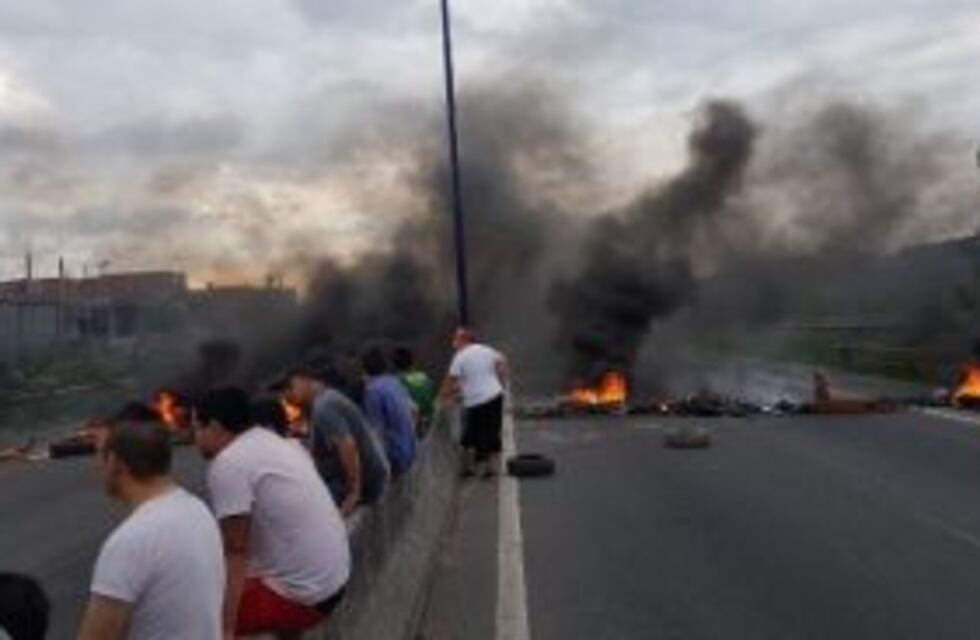 Vecinos de Lomas cortan Camino Negro desde la mañana en reclamo de agua potable