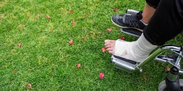 Mujer en silla de ruedas\u002E Imagen ilustrativa