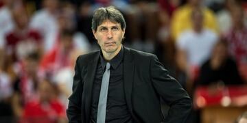 BRE01 BRESLAVIA (POLONIA) 04/09/2014\u002E- El entrenador de Australia, el argentino Jon Uriarte, observa el partido grupo A del Mundial de Voleibol masculino entre Polonia y Australia en Breslavia (Polonia), hoy, jueves 4 de septiembre de 2014\u002E EFE/Maciej Kulczynski PROHIBIDO SU USO EN POLONIA\r\n polonia Jon Uriarte campeonato mundial de voleibol partido seleccion de polonia vs australia director tecnico