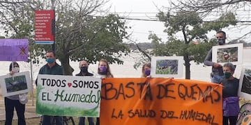 Fuerte y colorida protesta en la Rambla por las quemas en las islas (@jorgelahiba)