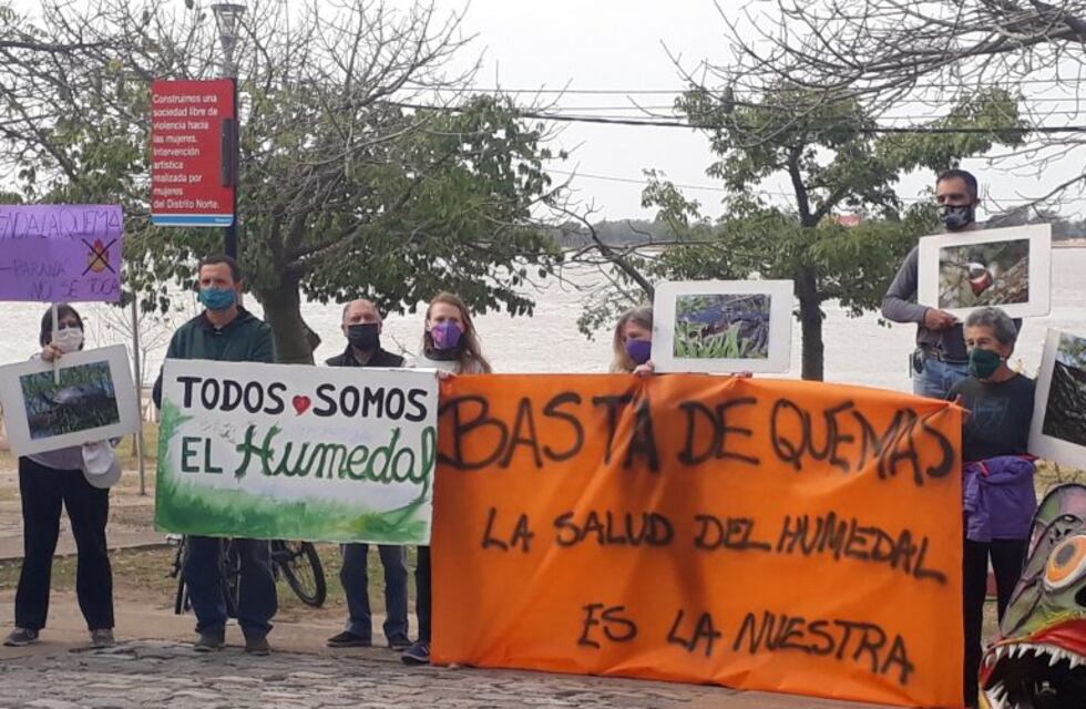 Fuerte y colorida protesta de ecologistas en la Rambla por el fuego en las islas