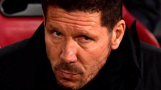 Atletico Madrid's Argentinian coach Diego Simeone looks on before the UEFA Champions League round of 16 second leg football match Club Atletico de Madrid vs Bayer Leverkusen at the Vicente Calderon stadium in Madrid on March 15, 2017. / AFP PHOTO / GERARD