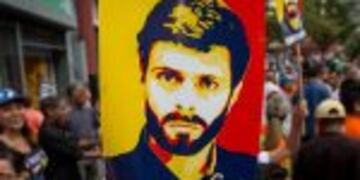 CAR07. CARACAS (VENEZUELA), 22/07/2016.- Simpatizantes del opositor venezolano Leopoldo Lu00f3pez se manifiestan hoy, viernes 22 de julio de 2016, en las afueras del Palacio de Justicia de Caracas (Venezuela). La audiencia de apelaciu00f3n del opositor venezolano Leopoldo Lu00f3pez, condenado a casi 14 au00f1os de prisiu00f3n por instigaciu00f3n pu00fablica, asociaciu00f3n para delinquir, dau00f1os a la propiedad e incendio por los hechos violentos ocurridos en una protesta en 2014, se celebra hoy en el Palacio de Justicia. EFE/Miguel Gutiu00e9rrezrn venezuela caracas venezuela proceso de apelacion por condena a dirigente de la oposicion condenado a 14 au00f1os de prision reclamo liberacion preso politico