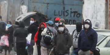 AME4761\u002E BUENOS AIRES (ARGENTINA), 05/06/2020\u002E- Un grupo de personas espera alimentos frente a un comedor comunitario durante la crisis del coronavirus este viernes en el barrio Padre Rodolfo Ricciardelli, anteriormente conocido como Villa 1-11-14, en la Ciudad de Buenos Aires (Argentina)\u002E EFE/Juan Ignacio Roncoroni