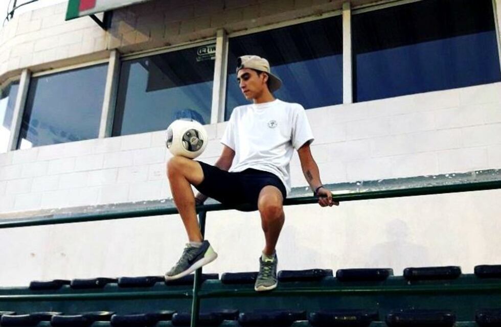 Es campeón de freestyle fútbol y pide plata en los semáforos para ir al campeonato sudamericano (video)
