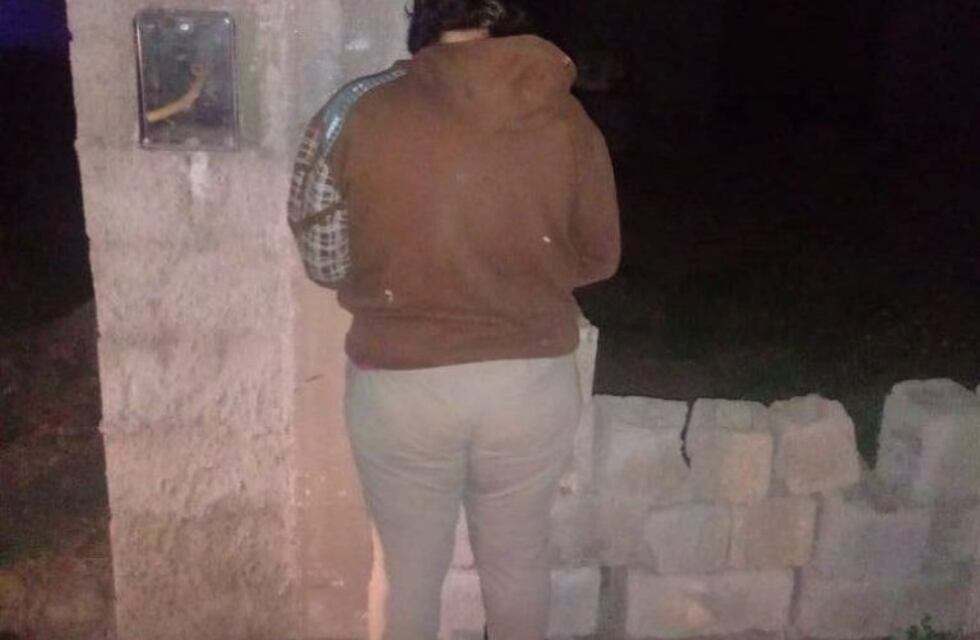 Mujer queda libre luego de querer robarse materiales de una obra en construcción