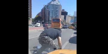 La pelea entre los automovilistas ocurrió en plena avenida Sabattini\u002E