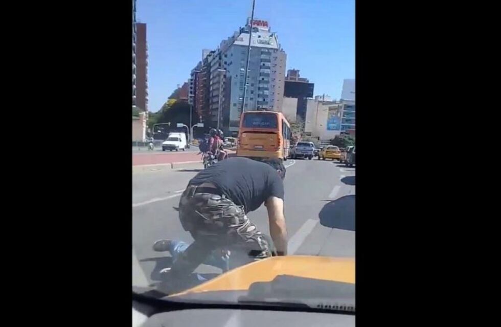 Video: pelea entre conductores "paró" el tránsito frente a la Terminal