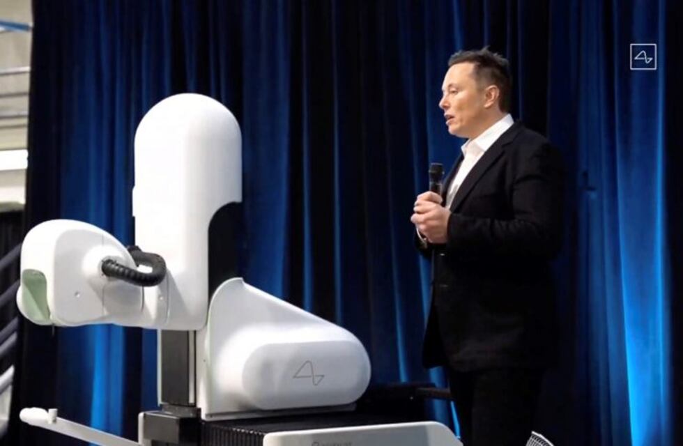 Elon Musk presentó el chip de Neuralink que se implanta en el cerebro y se une a computadora