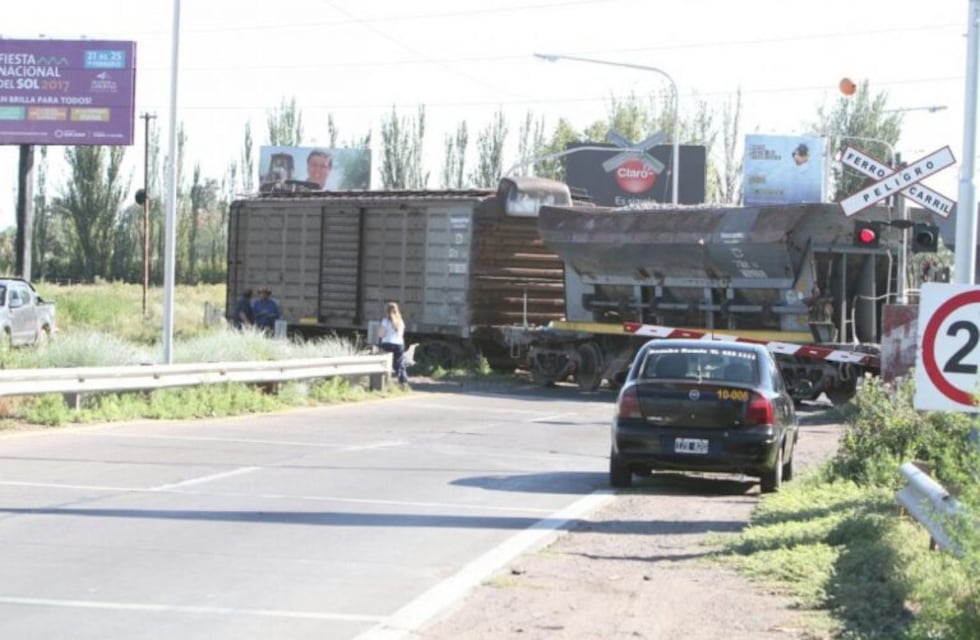 Por descarrilamiento de un tren está el tránsito cortado en el Acceso Norte