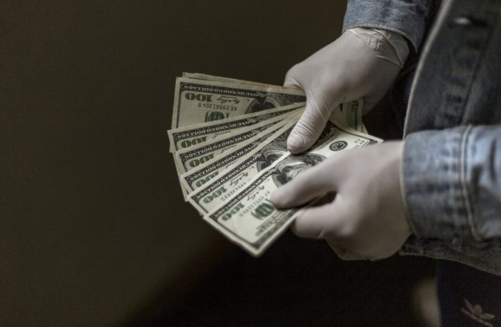 El dólar oficial cerró a $ 69,31 y el contado con liquidación superó los $117