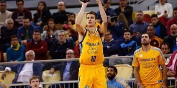 El jugador cañadense arrancó en el banco y sumó cinco puntos\u002E (Archivo)