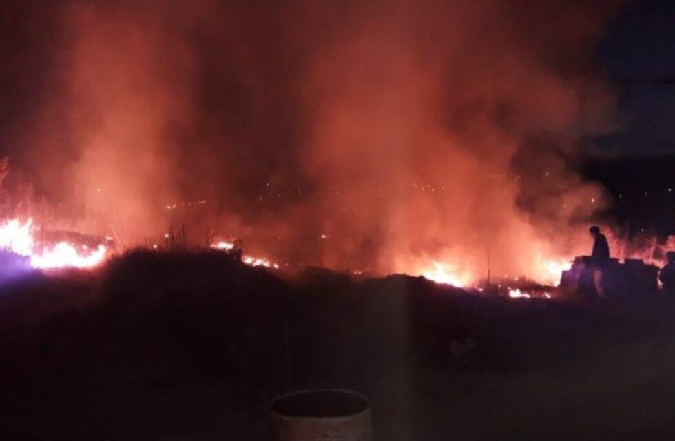 Bomberos sofocaron un incendio en un terreno baldío de Carlos Paz