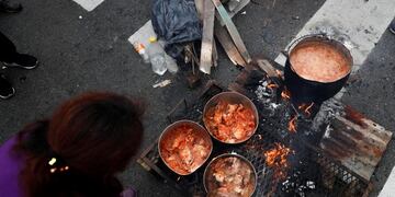 BAS05\u002E BUENOS AIRES (ARGENTINA), 12/09/2018\u002E- Organizaciones sociales de Argentina realizan una nueva jornada de ollas populares para reclamar la aprobación de la emergencia alimentaria en el país, hoy, miércoles 12 de septiembre de 2018, en las calles de Buenos Aires (Argentina)\u002E EFE/David Fernández ciudad de buenos aires  marcha organizaciones sociales en reclamo de ley de emergencia alimentaria marchas protestas manifestaciones