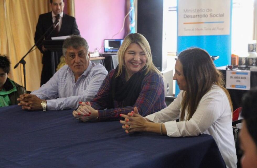 La Gobernadora entregó maquinarias y herramientas a emprendedores de Tolhuin