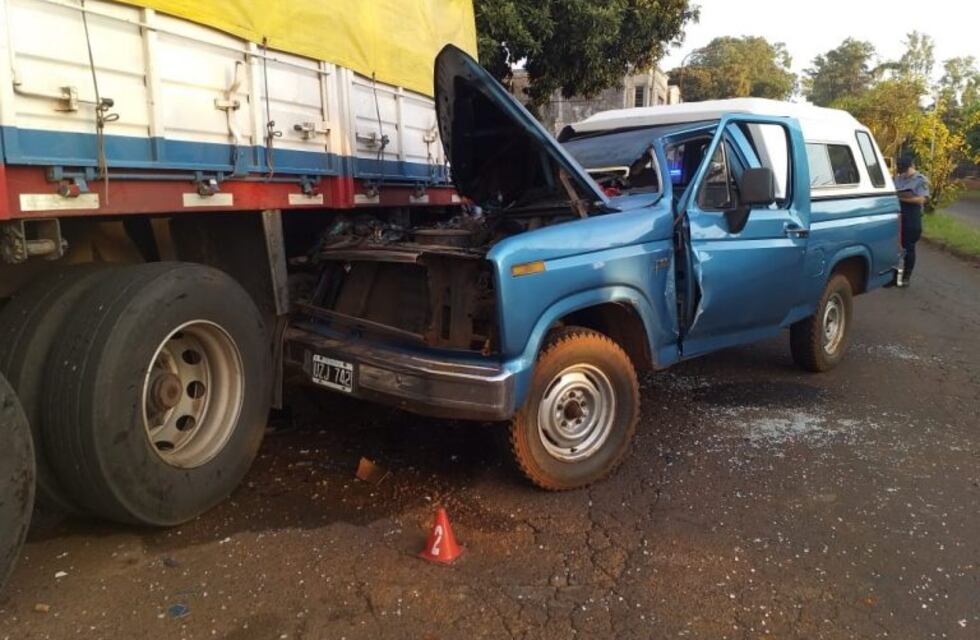 Una camioneta se incrustó debajo de un acoplado y una mujer resultó herida