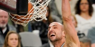 SAN16\u002E SAN ANTONIO (EE\u002EUU\u002E), 13/01/2018\u002E- Manu Ginobili de los San Antonio Spurs en acción hoy, sábado 13 de enero de 2018, durante un partido de baloncesto de la NBA, entre San Antonio Spurs y Denver Nuggets, en San Antonio (EE\u002EUU\u002E)\u002E EFE/D\u002E WILLIAM ABATE