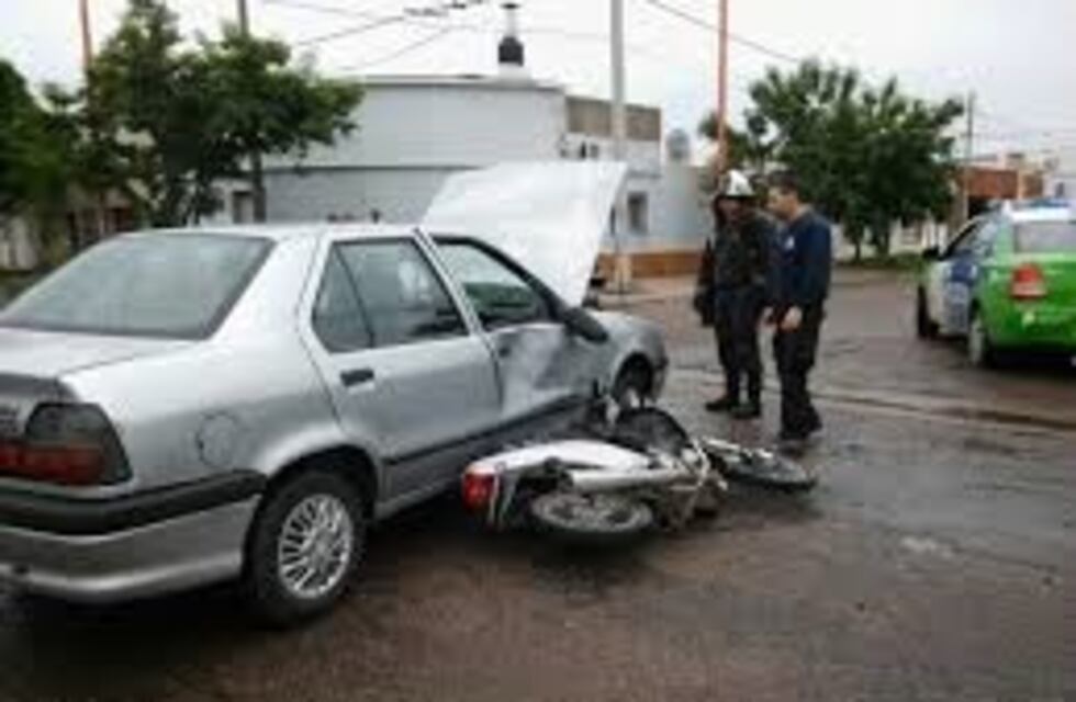Un auto y una moto protagonizaron un accidente en el centro
