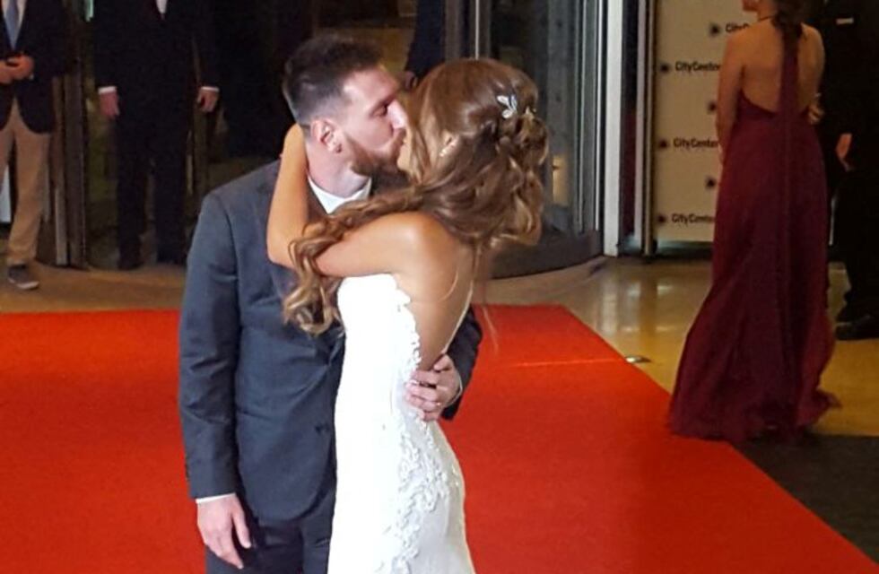 ¡Salieron los novios! Messi y Antonela pasaron por la alfombra roja