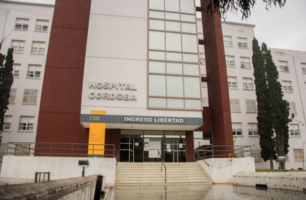 Se le escapó un tiro y terminó con un balazo en el estómago