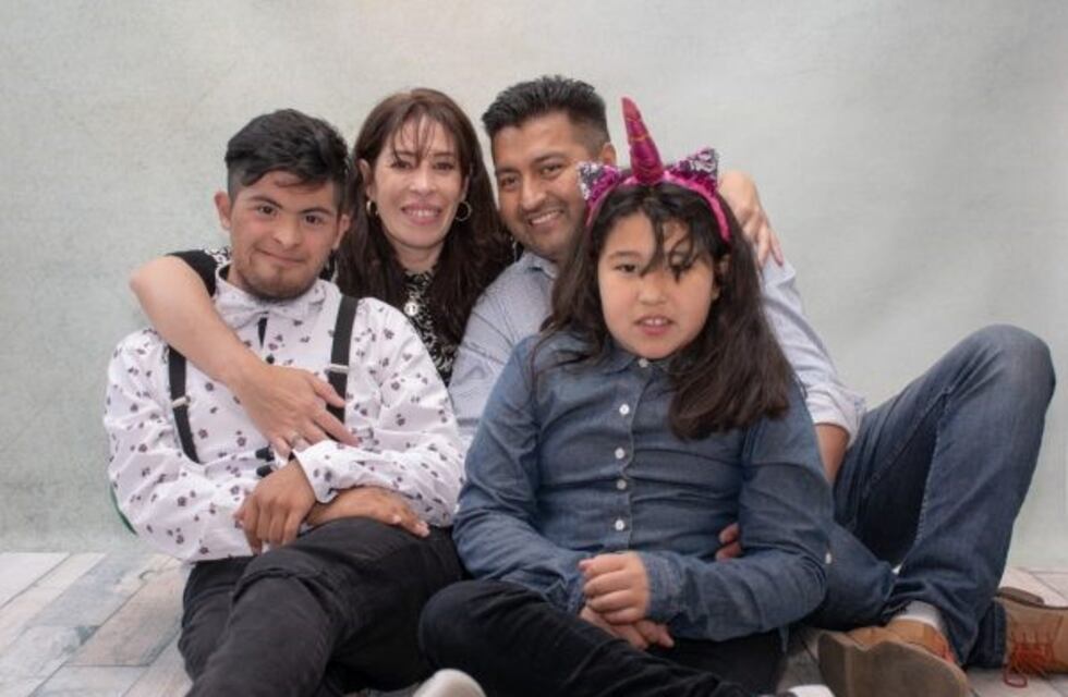 Mauricio tiene síndrome de Down, es abanderado y modelo