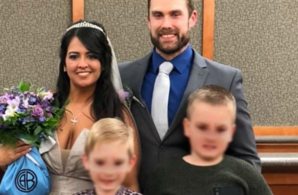 La cordobesa que se casó en Estados Unidos, entró con una canción de La Mona y la camiseta de Belgrano