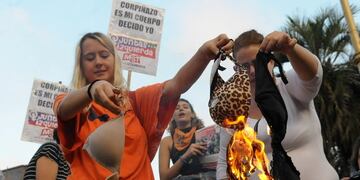 Suelta de corpiños en Pizzurno\u002E (Clarín)