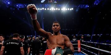 Anthony Joshua venció por KO técnico a Carlos Takam y rompió un récord de Mike Tyson\u002E Foto: REUTER\u002E