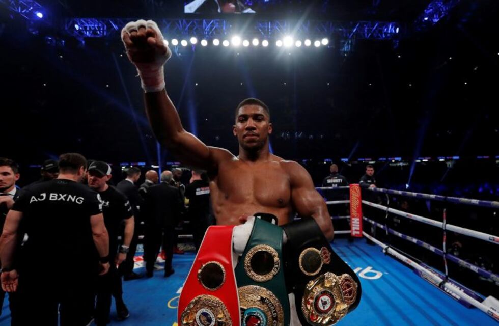 Anthony Joshua venció por KO técnico a Carlos Takam y rompió un récord de Mike Tyson