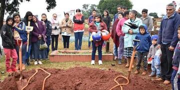 Familiares y vecinos de Raquel Dos Santos despidieron los restos de la joven asesinada\u002E (Foto: El Territorio)