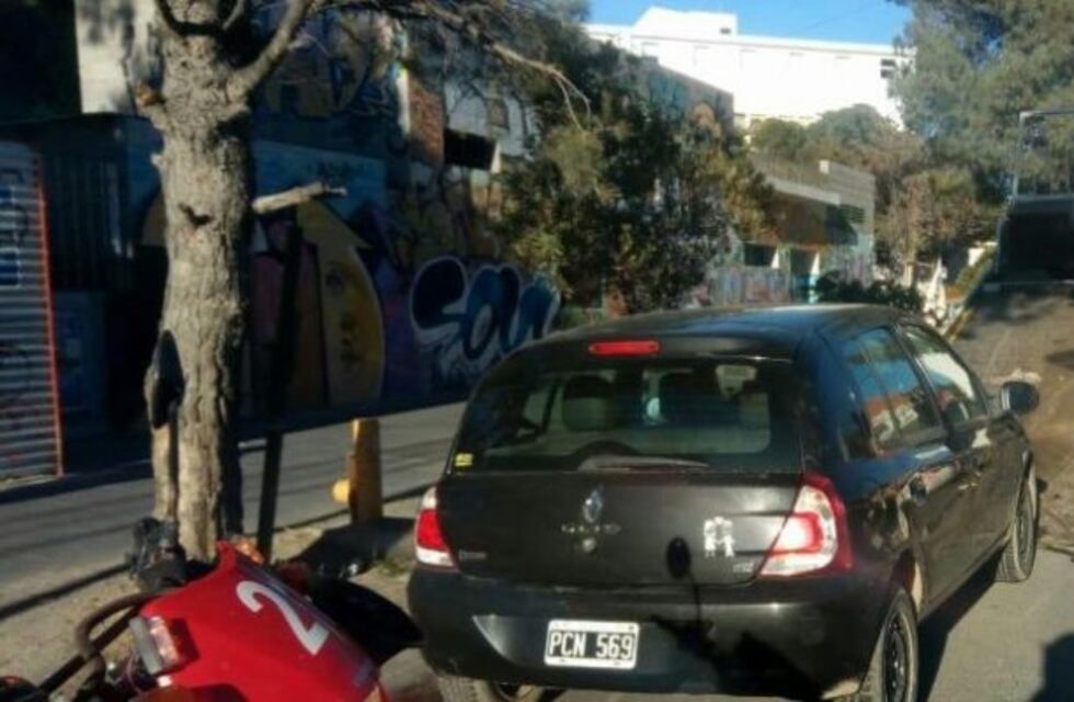 La grúa municipal traslada vehículos mal estacionados al Corralón