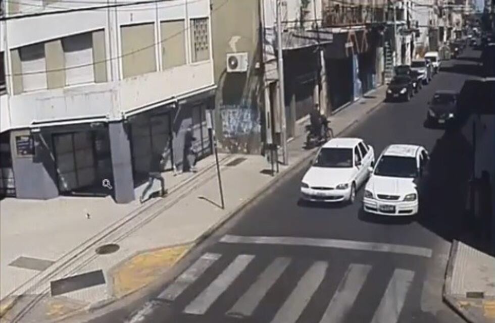 Enviaron a su casa al policía que baleó a un ladrón por la espalda y fingió un tiroteo