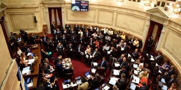 AME8611\u002E BUENOS AIRES (ARGENTINA), 05/02/2020\u002E- Vista general del Senado Argentino, este miércoles, durante el debate proyecto para la renegociación de la deuda externa, en Buenos Aires (Argentina)\u002E El Senado de Argentina comenzó este miércoles una sesión extraordinaria en la que debatirá el proyecto de ley con el que el Gobierno busca la autorización para negociar con los acreedores el pago de la deuda que está bajo legislación extranjera, en medio de la delicada recesión y el alto endeudamiento que registra el país\u002E De obtener el visto bueno de los legisladores, el texto se convertirá en ley, porque la semana pasada ya fue aprobado por la Cámara de diputados casi por unanimidad\u002E EFE/ Fabián Mattiazzi