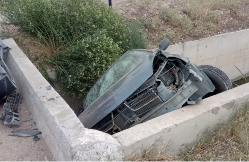 Un Renault Clio con 8 viajeros cayó a un desagüe