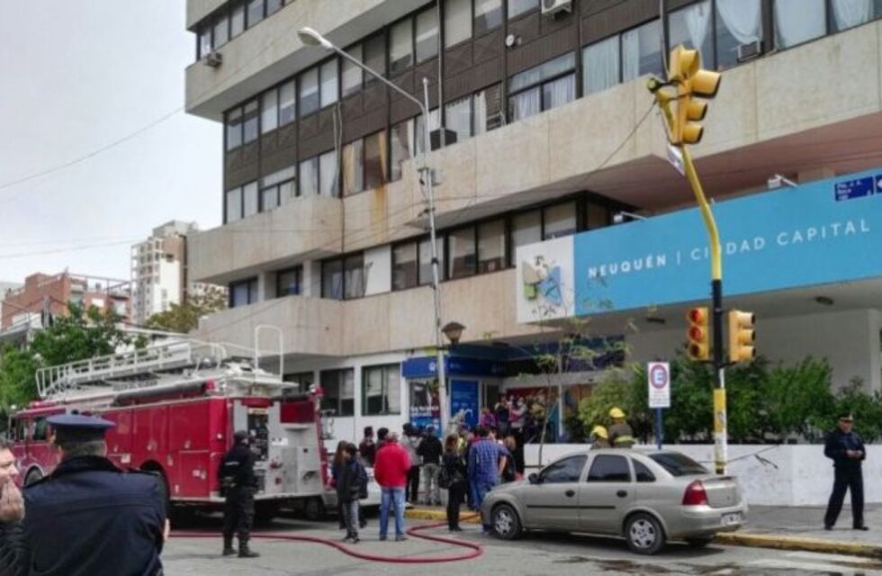 Un hombre intoxicado se quiso prender fuego en la Municipalidad