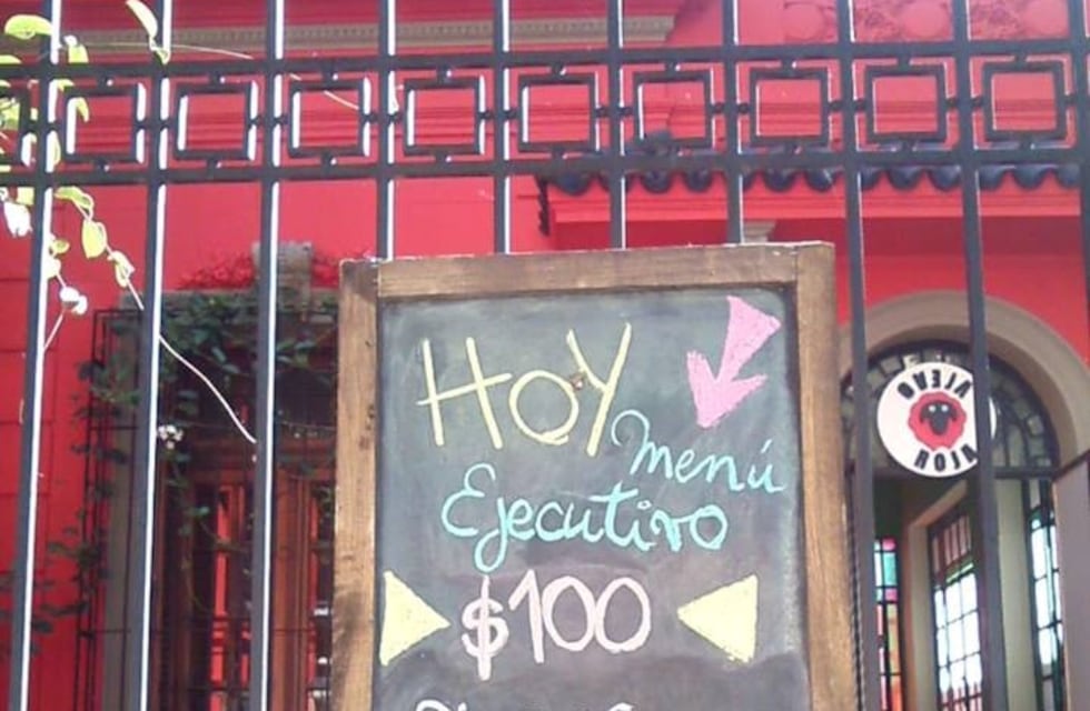 En un bar de Lomas de Zamora, invitan a dejar platos pagos para alimentar a gente de la calle