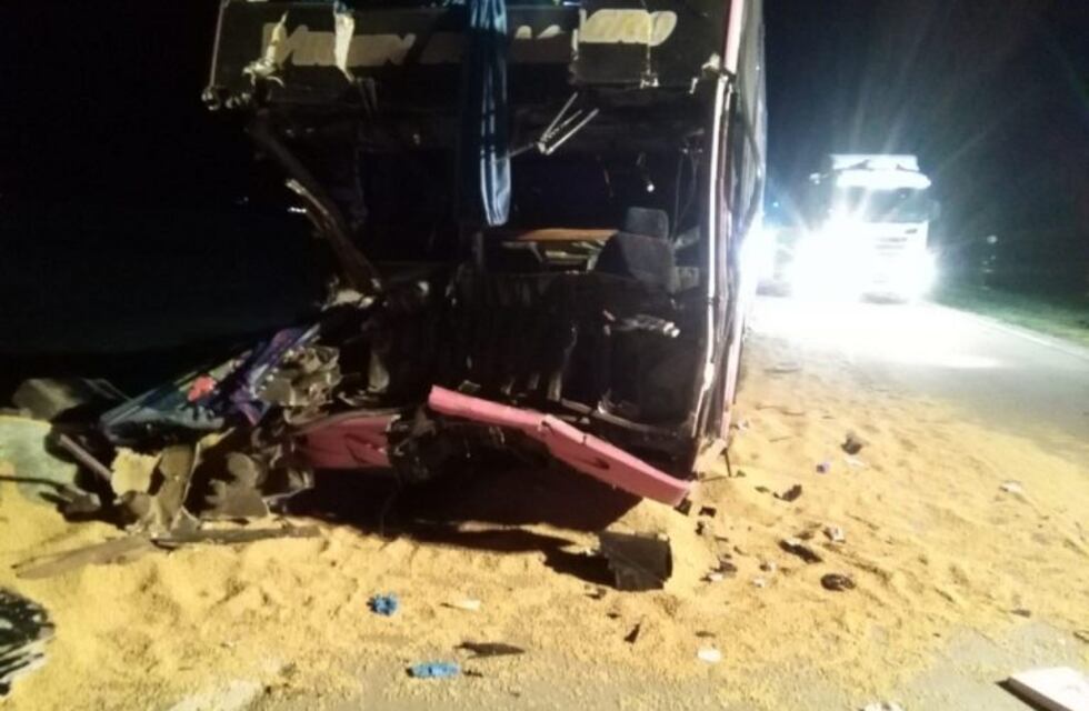 Un ómnibus chocó a un camión en General Roca
